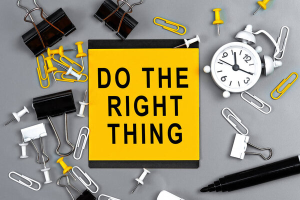 Поступайте правильно - концепция текста на липкой ноте. Закрытие личной программы