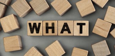 Tahta bloklardan kelime konsepti. Harfli tahta küpler.