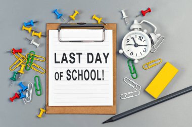 Okulun son günü beyaz bir deftere yazılmış kelimeler. Kişisel gündemin kapanışı