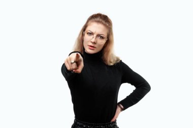 İşaret parmağı ve kızgın ifadesiyle kamerayı gösteren sarışın bir kadın sana görevini yapmanı söylüyor. Stüdyo çekimi, beyaz arka plan, izole edilmiş, jest konsepti