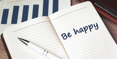 Sözcükler beyaz bir deftere yazıldığı için mutlu olmalı. Kişisel gündemin kapanışı