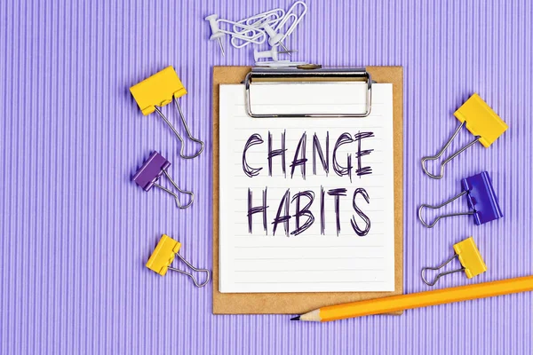 Change Habits という単語は白いノートに書かれています 個人的な議題の閉鎖 — ストック写真