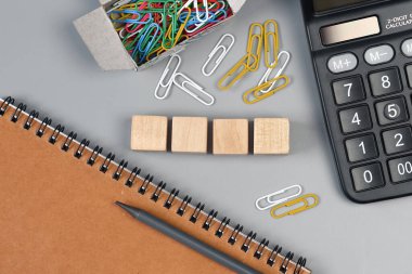 Masanın üzerinde dört boş tahta küp bloğu var. Üst Manzara. Ofis kavramı