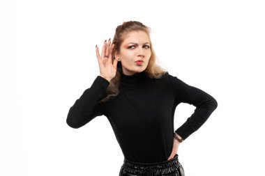 Sarışın kız tuhaf bir şekilde yan tarafa bakıyor. Dedikoduları dinlemeye ya da bir sırrı duymaya çalışıyor. Gerçek insani tepkiler, duygular ve duygular. Stüdyo çekimi, beyaz arkaplan, izole edilmiş