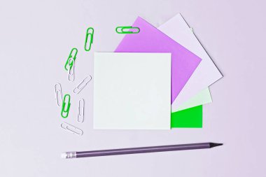 Masadaki boş notu kapat. Üst Manzara. Ofis kavramı