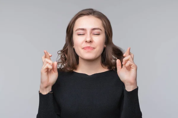 Aantrekkelijk Meisje Casual Kleding Kruis Vingers Veel Geluk Hopelijk Bidden — Stockfoto