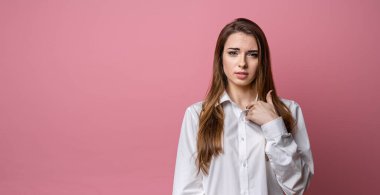 Benim hakkımda mı konuşuyorsun? Gündelik giysiler içindeki genç esmer kadın kendini işaret ediyor. İşaret parmağı, yapmadığı bir şeyle neden suçlandığını merak ediyor. Kopyalama alanı oluştur