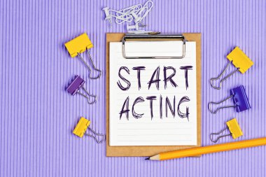 Sözcükler beyaz bir deftere yazılmaya başlandı. Kişisel gündemin kapanışı