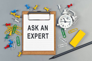 Kelimeler beyaz deftere yazılmış bir uzmana soruluyor. Kişisel gündemin kapanışı