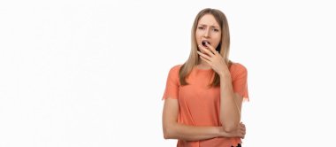 Yorgun sarışın kız portresi, uykusuzluk, yorgunluk ya da bıkkınlık hissi, esneme ve esneme ağzı. Stüdyo çekimi, beyaz arkaplan