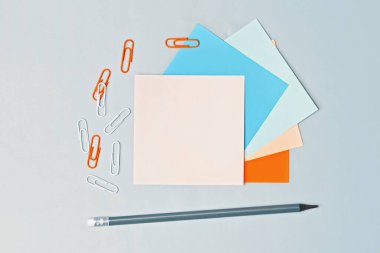 Masadaki boş notu kapat. Üst Manzara. Ofis kavramı