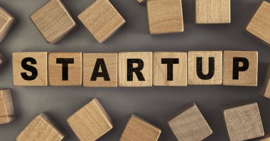 Kelime masadaki küçük tahta bloklardan başlıyor. Kavramsal fotoğraf. Üst görünüm