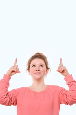 Tanıtımınız burada. Çekici genç kızın portresi iyi bir alışveriş sitesini gösteriyor, tıklama linkini tavsiye ediyor, uygulama yüklüyor ya da abone oluyor. Stüdyo çekimi, beyaz arkaplan