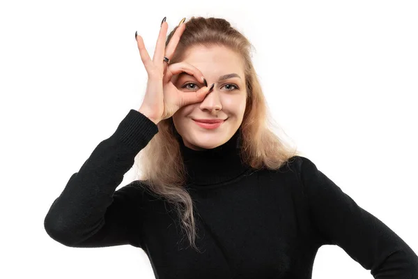 Close Menina Loira Otimista Mostrando Sinal Sobre Olhos Enquanto Fundo — Fotografia de Stock