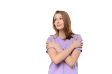 Mutlu tatlı kız kendi vücudunu kucaklıyor, kendini sevme ve özen gösteriyor. Kendini sev ve özen göster. Stüdyo çekimi, beyaz arkaplan