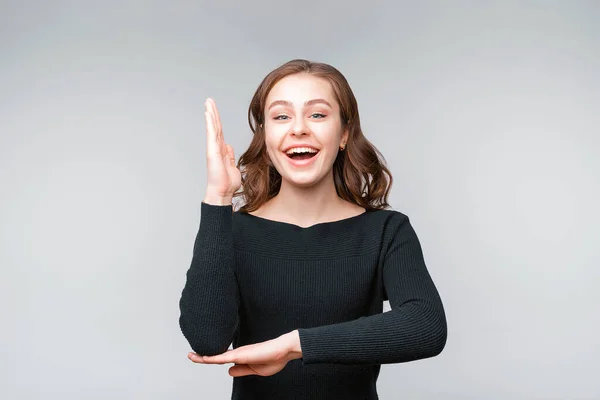 Intelligente Enthousiaste Jonge Brunette Vrouw Steekt Haar Hand Aandacht Trekken — Stockfoto