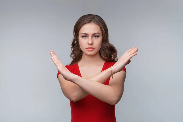 Stop Teken Symbool Niet Bewegen Serieuze Jonge Brunette Vrouw Toont — Stockfoto