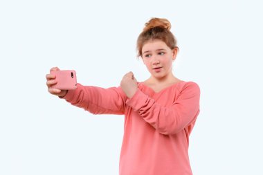 Akıllı telefon aracılığıyla video iletişimi. Genç bir kız video görüşmesi için telefon kullanıyor. Arkadaşlarıyla konuşuyor.