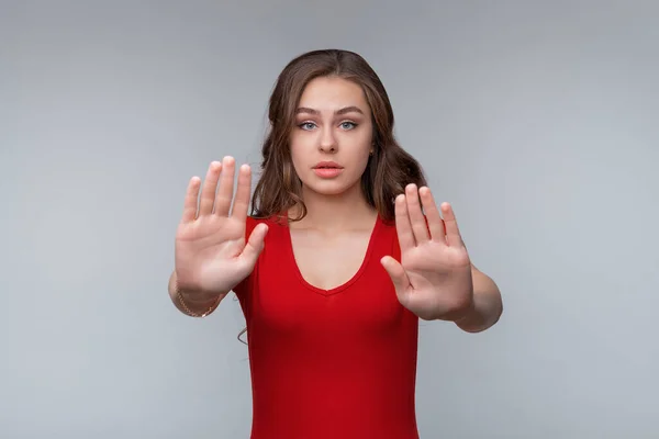 Señal Stop Palmas Cámara Símbolo Mueva Mujer Morena Joven Seria — Foto de Stock