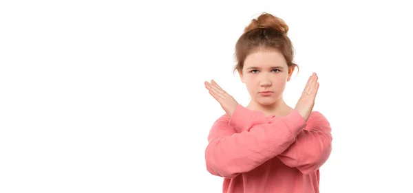 Серьёзно Выглядящая Девушка Подросток Делает Знак Стоп Скрещенными Руками Говоря — стоковое фото
