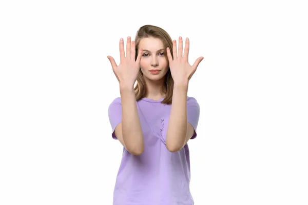 Junge Glückliche Schöne Frau Zeigt Ihre Handflächen Studioaufnahme Weißer Hintergrund — Stockfoto