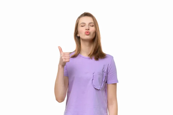 Mooie Jonge Vrouw Draagt Casual Tshirt Met Duim Omhoog Gebaar — Stockfoto