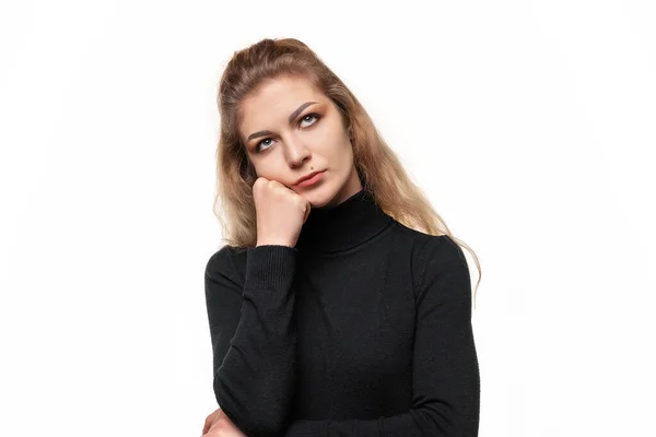 Close Verveeld Blond Meisje Denken Aan Relaties Geïsoleerd Een Witte — Stockfoto