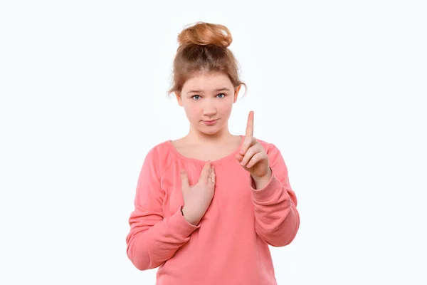 穿着粉色休闲装的年轻貌美的姑娘惊奇地用手指着自己 白色背景 人类情感 面部表情概念 — 图库照片