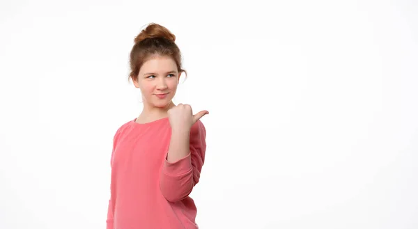 Regarde Jolie Jeune Fille Sweat Shirt Décontracté Rose Pointant Doigt — Photo