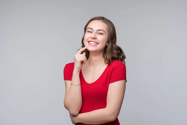 Mooie Jonge Vrouw Kijkt Vol Vertrouwen Naar Camera Met Glimlach — Stockfoto