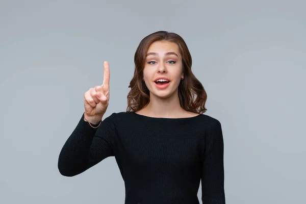 Jonge Positieve Brunette Vrouw Wijzen Vinger Omhoog Tonen Advertentie Top — Stockfoto