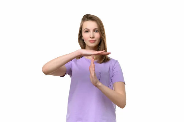 Eine Junge Frau Lässigem Shirt Zeigt Eine Auszeit Geste Und — Stockfoto