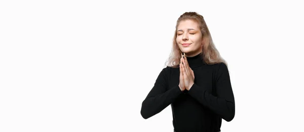 年轻的女人闭上眼睛祈祷一切都好 关心别人 站在白色的背景之上 真正的人类反应 情感和感觉 — 图库照片