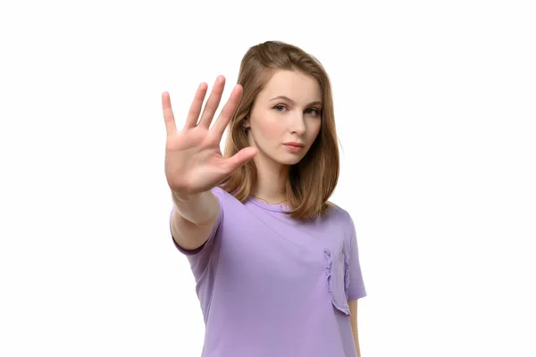 Πορτρέτο Ενός Σοβαρού Κοριτσιού Στέκεται Τεντωμένο Χέρι Δείχνει Στάση Χειρονομία — Φωτογραφία Αρχείου