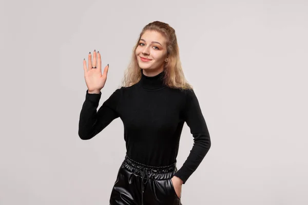 Vänlig Blond Flicka Säger Hej Hälsning Med Handen Med Glada — Stockfoto