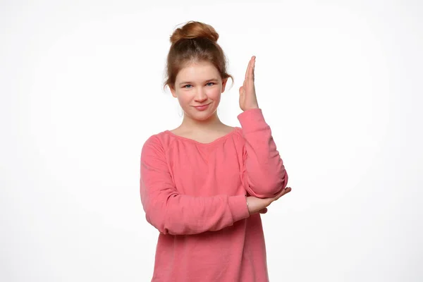 知的熱狂的なティーンの女の子は注目を集め 質問に答えるために彼女の手を上げます ボディランゲージとサインとジェスチャー スタジオショット 白の背景 — ストック写真