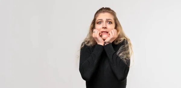 Ragazza Bionda Che Sembra Preoccupata Ansiosa Stressata Spaventata Tiene Mano — Foto Stock