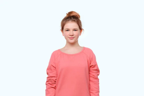 ピンクのカジュアルなスウェットシャツの幸せな女の子の肖像画 — ストック写真