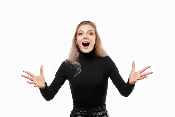 Verrast Jonge Gelukkige Vrouw Staan Tegen Een Witte Achtergrond Echte — Stockfoto