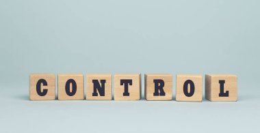 Kontrol kelimesi mavi arkaplandaki tahta küplerden yapılmış. Kavramsal fotoğraf