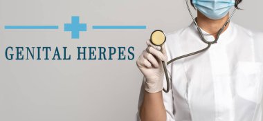 GENEL HERPES - Gri arkaplanda metin kavramı. Yakınlarda beyaz önlüklü doktor, koruyucu yüz maskesi ve stetoskop var. Tıbbi konsept