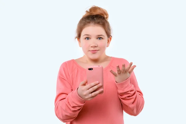 Aranyos Fiatal Lány Akinek Telefon Van Kezében Meglepődik Valamin Amit — Stock Fotó