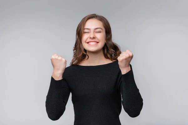 Heb Het Gedaan Gelukkig Tevreden Jonge Brunette Vrouw Winnen Maken — Stockfoto