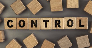 Kontrol kelimesi masadaki küçük tahta bloklarda. Kavramsal fotoğraf. Üst görünüm