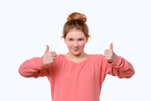 Retrato Uma Menina Bonita Camisola Casual Rosa Mostrando Polegares Para — Fotografia de Stock