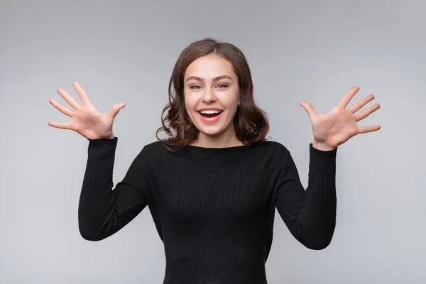 Beeld Van Opgewonden Glimlachende Jonge Vrouw Die Geïsoleerd Grijze Achtergrond — Stockfoto