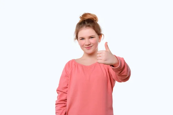Портрет Милой Молодой Девушки Розовой Повседневной Толстовке Показывающей Большой Палец — стоковое фото