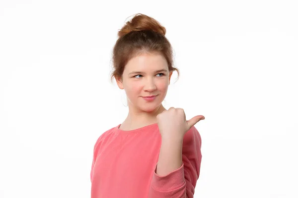 Olha Aqui Menina Bonito Camisola Casual Rosa Apontando Dedo Polegar — Fotografia de Stock