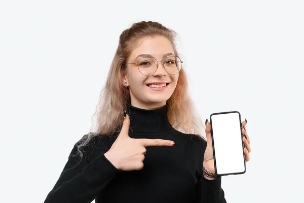 Portrett Søt Ung Kvinne Med Pekefingre Mobilskjermen Anbefale Laste Opp – stockfoto