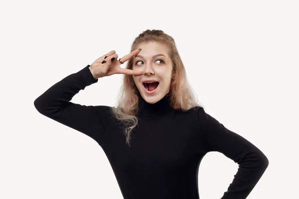 Jovem Atraente Mostrando Sinal Perto Olho Olhando Feliz Para Câmera — Fotografia de Stock